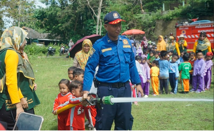 Pengenalan Profesi Damkar Kepda Anak PAUD Kalurahan Wonolelo